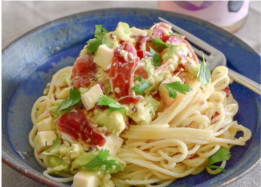 しば漬けとアボカドと生ハムの冷製パスタ